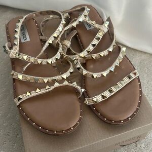 Steve Madden Studded Raffia Tan & Gold Sandal 10